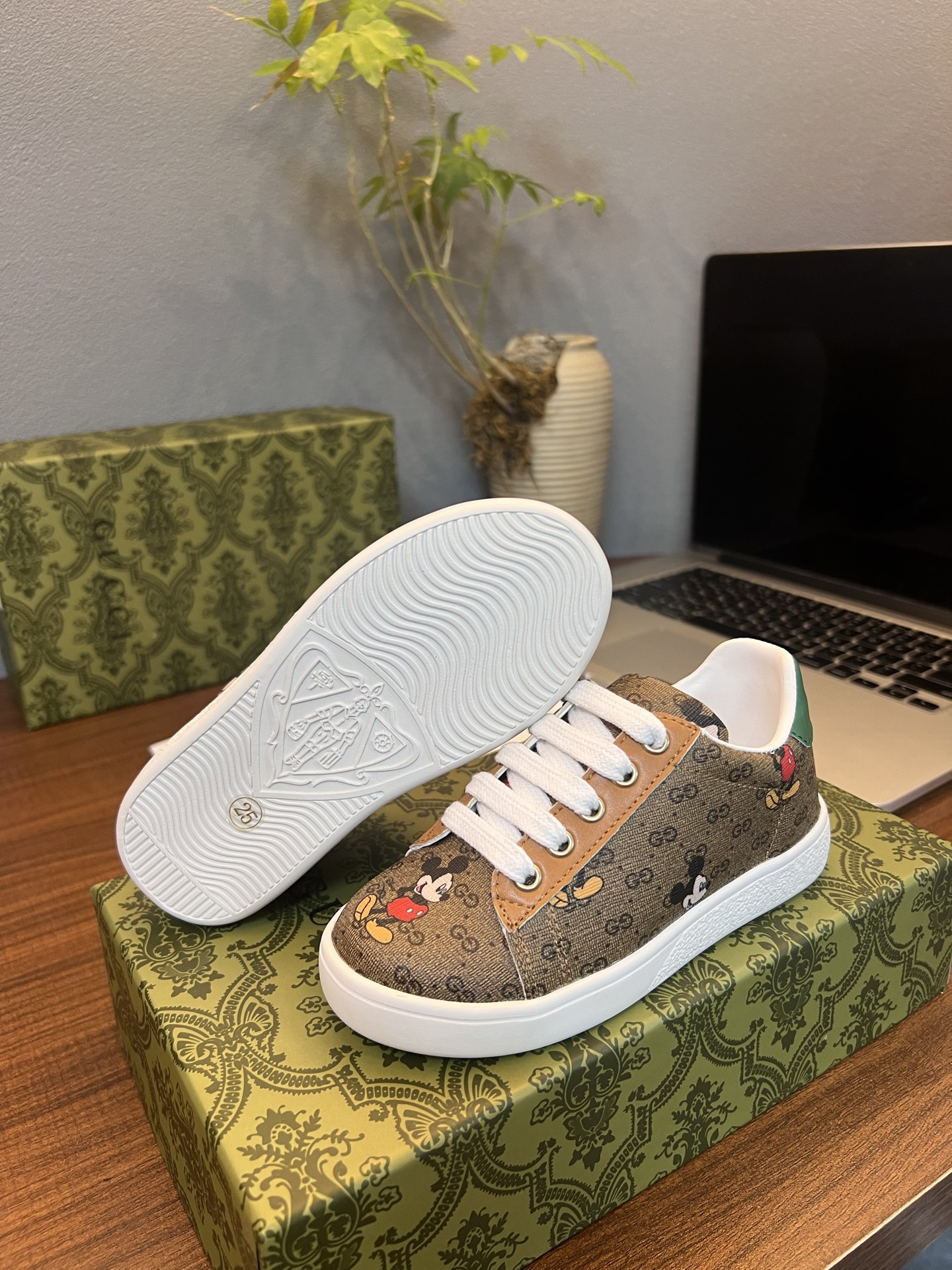 Children's shoes child